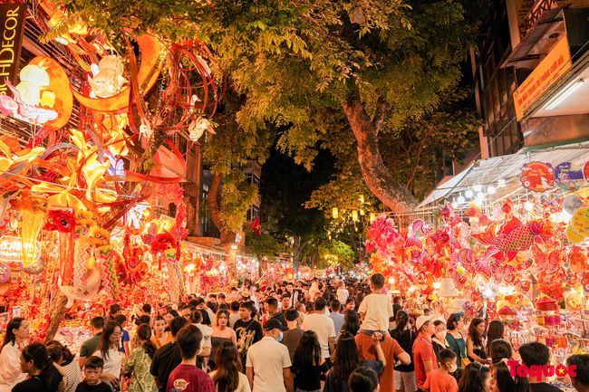The atmosphere of the Mid-Autumn Festival on a street in Hanoi