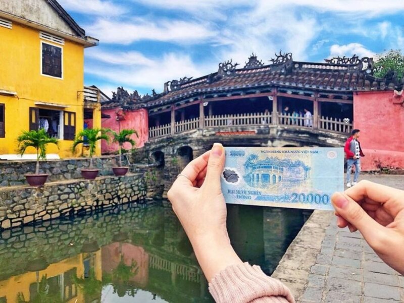 The 20,000 VND banknote featuring the image of the Japanese bridge, a symbol of Hoi An''s old town