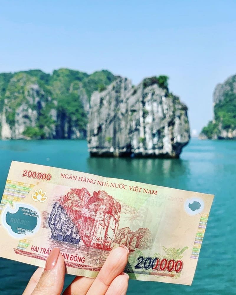 200,000 VND banknote featuring the image of Dinh Huong Islet in Halong Bay