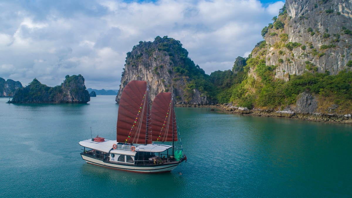 Experience living on a cruise ship in Ha Long Bay