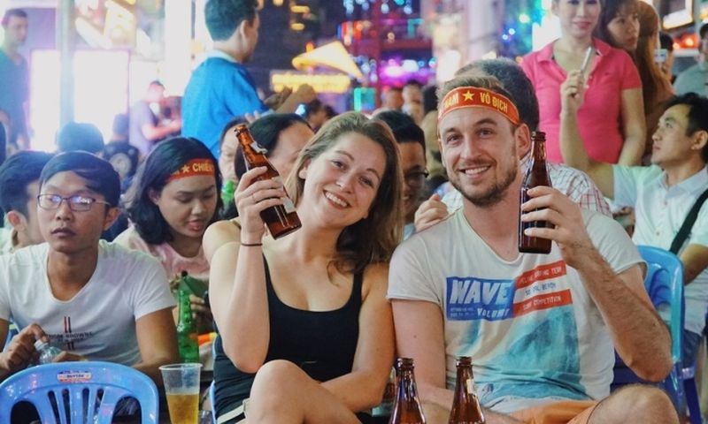 Two Spanish tourists on Bui Vien Street during an event in support of the Vietnam football team. Photo: Dân Trí