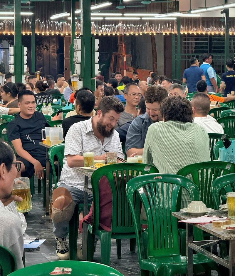 Foreign tourists enjoy a draft beer. Photo: Bia Hoi Hai Xom