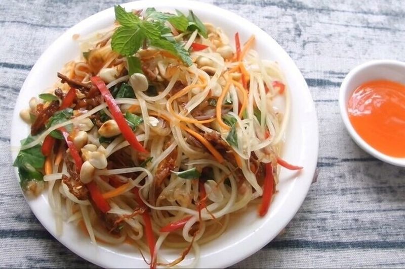 Green papaya salad (Gỏi/nộm đu đủ)