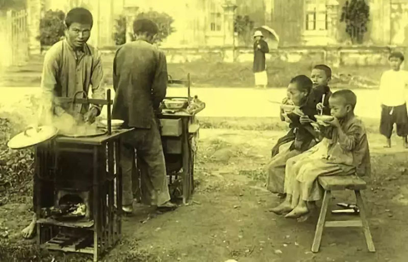 A phở street vendor in early 20th-century Hanoi