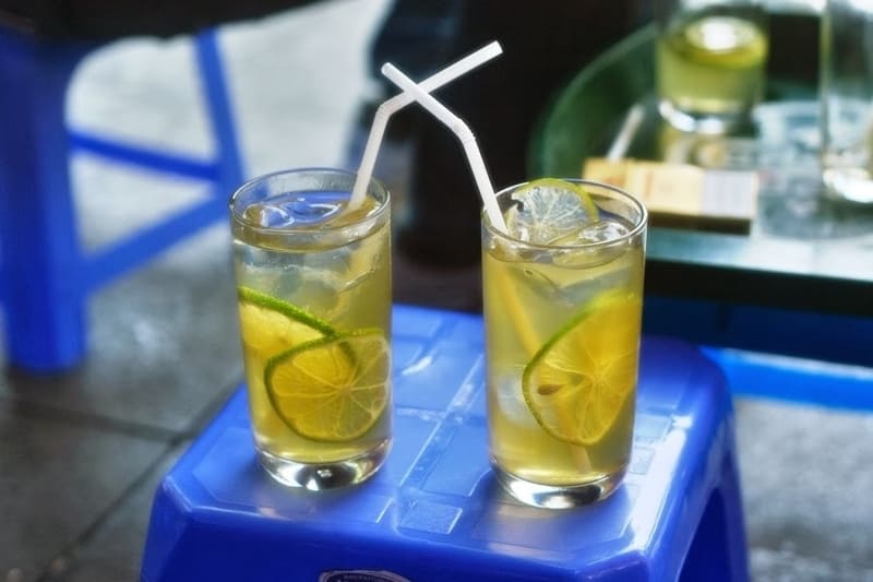 Lemon tea "Tra chanh" is especially popular among young people to socialize with friends