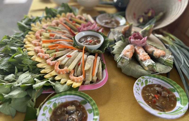 comer rollitos de batata en vinh long