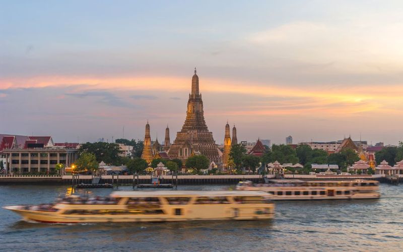 wat arun bangkok - ubicacion al lado del rio chao phraya