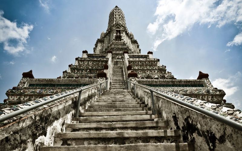 wat arun bangkok - torre central
