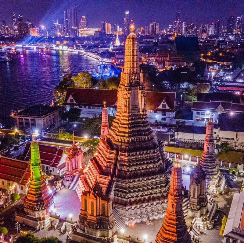 El templo Wat Arun se sumerge en luz y color al caer la noche