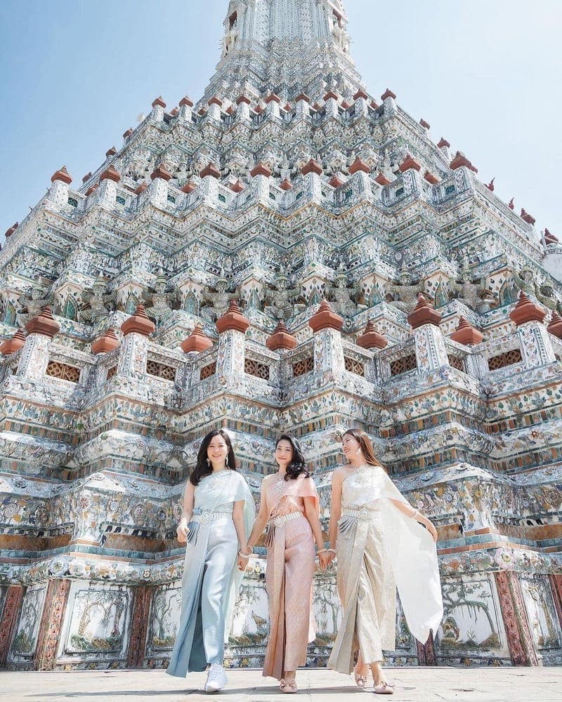 A popular activity for visitors is to rent a traditional Thai costume (shh) to take pictures of themselves in the temple grounds.