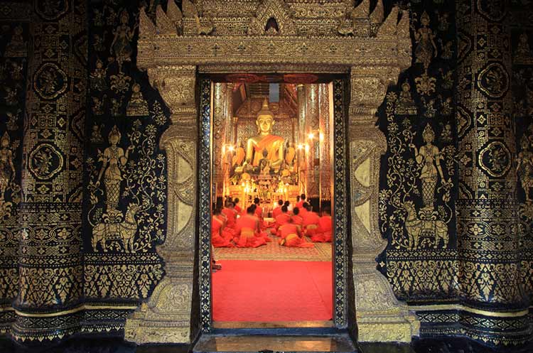 The monks of the Wat Xieng Thong temple are performing solemn ceremonies.