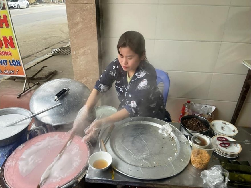 A Tay woman is making Cao Bang-teamed rice roll