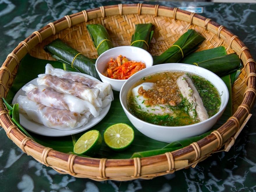 A serving of hot steamed rice rolls, a complete meal.