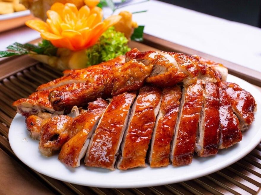 A plate of authentic Cao Bang-flavor roast duck with 7 spices.