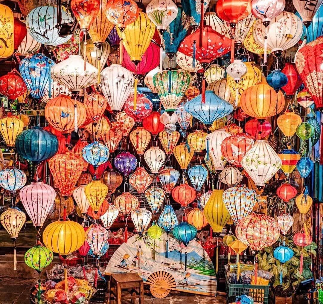 The lanterns of Hội An, illuminating the cobbled alleys, create a magical and timeless atmosphere every evening.