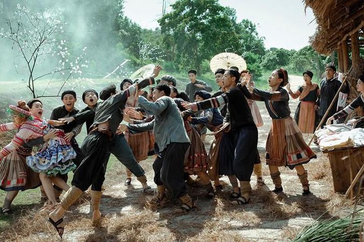 'WIFE CATCHING' A cultural feature of marriage among the Vietnamese Hmong