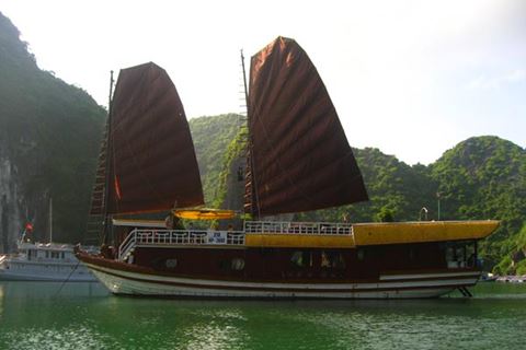 Private 3-cabin Four Seasons junk