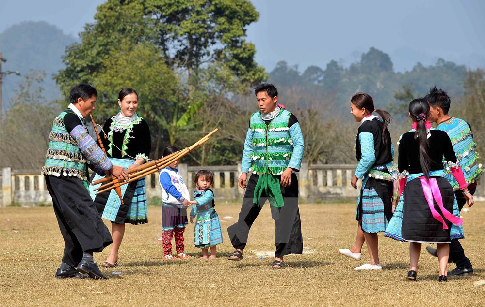 La gente Hmong toca Khen y baila en un festival local en el Norte de Vietnam