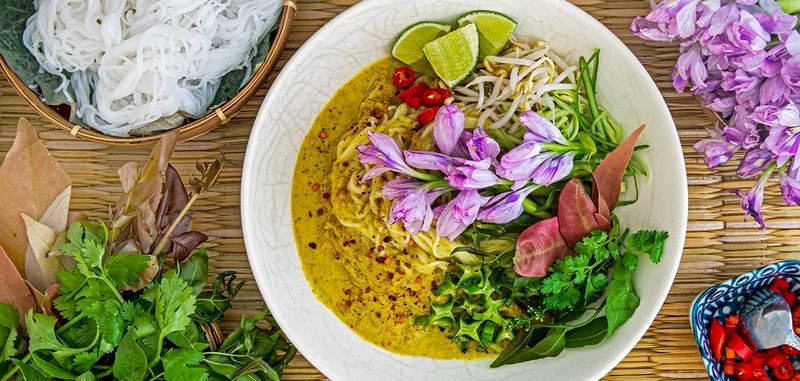 Nom banh chok (Curry and fish noodles)