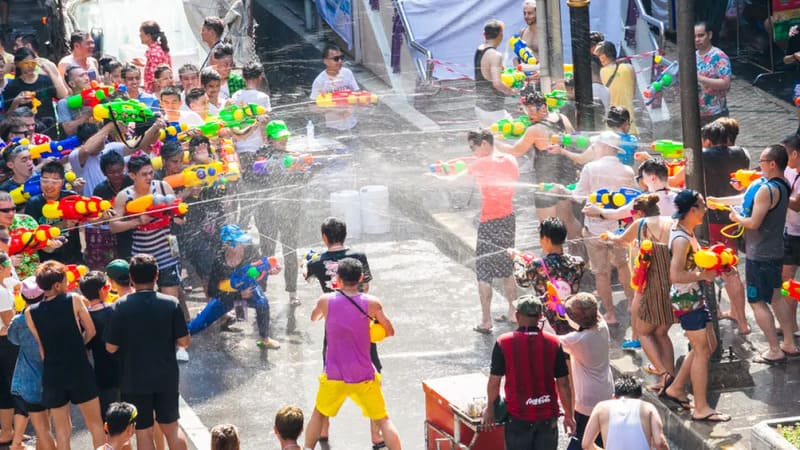 festival de agua de songkran tailandia