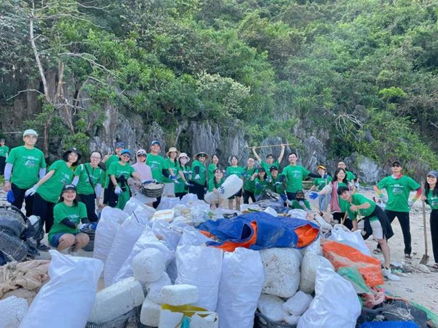 Nosotros, con nuestros socios, en el evento Misión Verde - Revive la Bahía de Ha Long