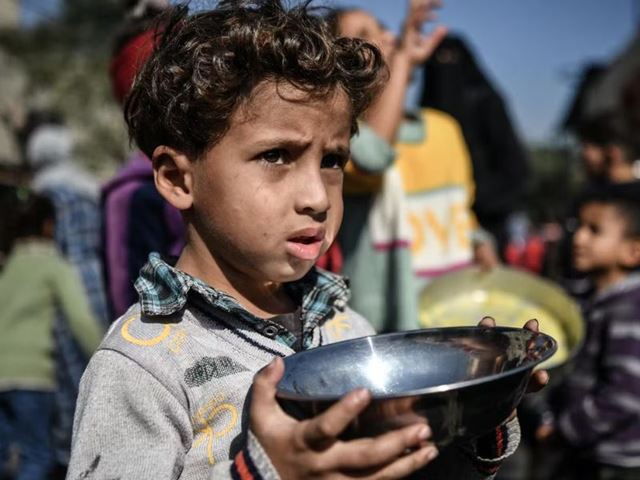 Niños mendigando en campos de refugiados