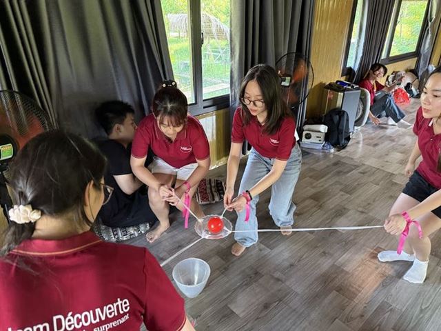 El juego de mover la pelota hacia la meta usando un plato