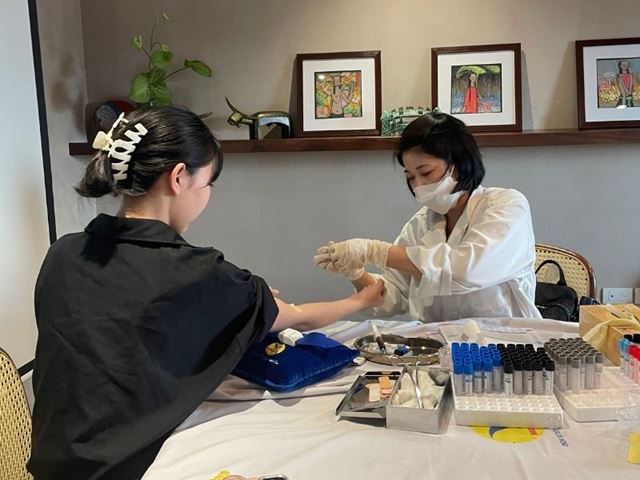 Cada persona se somete a una extracción de sangre realizada por una médica especializada para los análisis del hospital.