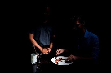 Comer en la oscuridad