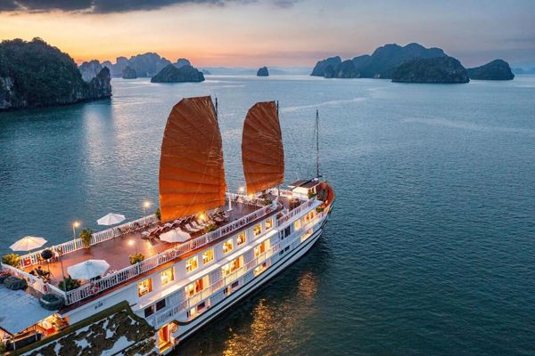 Crucero privado en la legendaria Bahía de Halong