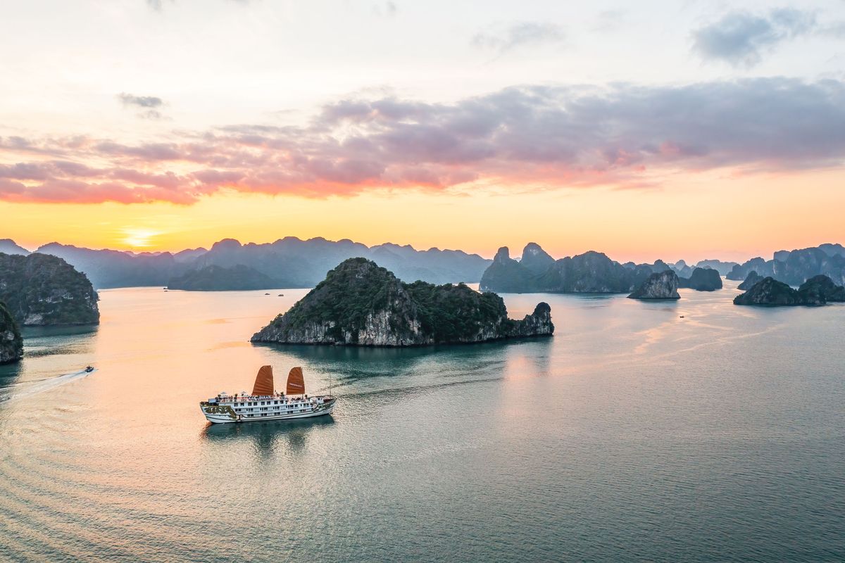 Crucero privado en la legendaria Bahía de Halong