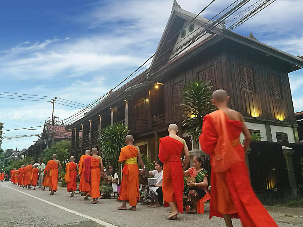 Hundreds of monks march in the streets to practice "Tak bat