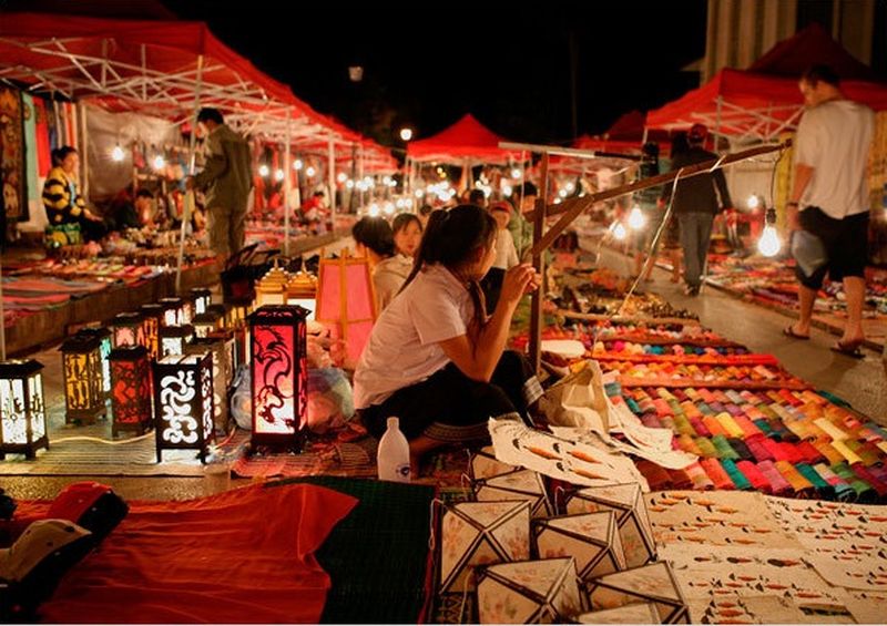 mercado nocturno en luang prabang