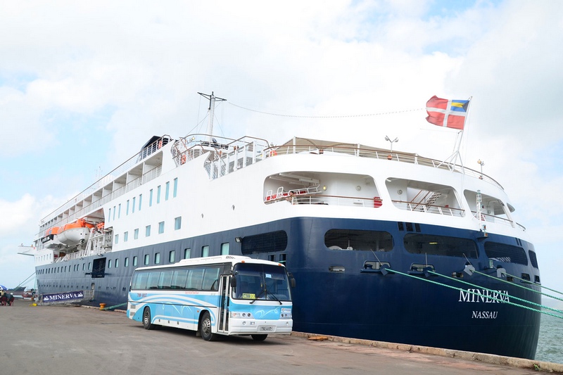 a cruise is landed on the vietnam sea port