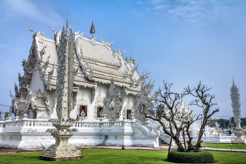 templo blanco en chiang rai