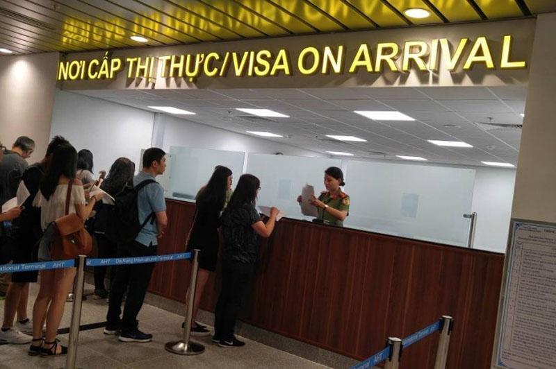 Turistas haciendo cola para obtener el visado a su llegada al aeropuerto de Noi Bai, Hanói.