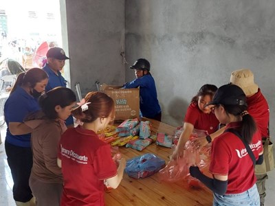 Repartamos regalos que consisten en dulces y alimentos para las familias en situación difícil