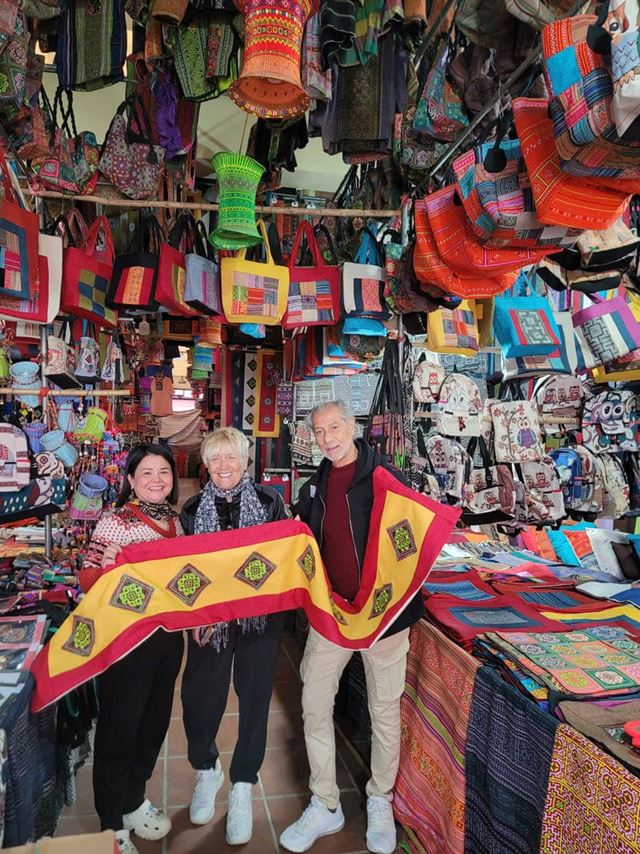 They really admired the craftsmanship of the local ethnic minority groups in Sapa