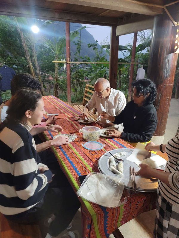 Conocemos a otros viajeros que también están alojados aquí y hacemos los rollitos juntos