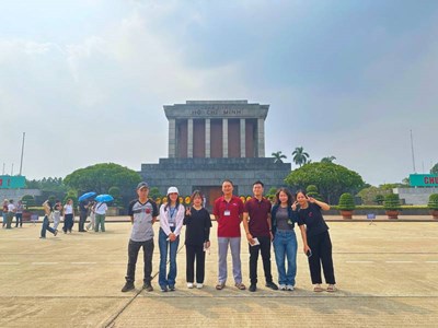 Tomamos fotografías conmemorativas en el mausoleo de Ho Chi Minh