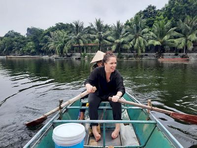 Amelia experimienta ir en barco por sí mismo