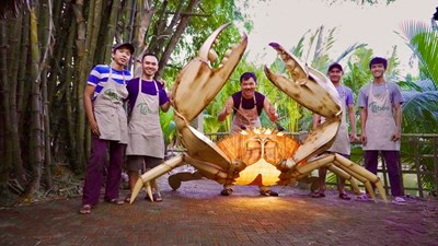 Un cangrejo gigante hecho de bambú por el Sr. Tan Vo y sus alumnos