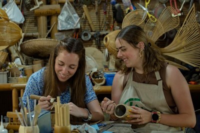 Los visitantes extranjeros están entusiasmados de experimentar la fabricación de souvenirs con bambú.