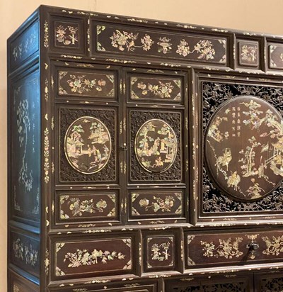 Gabinete de madera con incrustaciones de cuentas, un producto artesanal icónico de la era Nguyen a principios del siglo XIX.