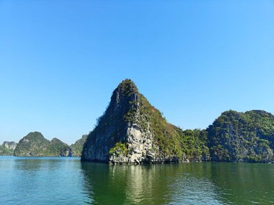 Visitan la bahía de Halong en crucero