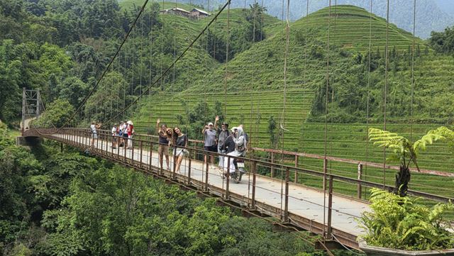 Walking through the rice terraces and getting closer to the local landscapes and mountain life.