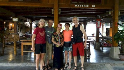 Nadine, Marie y sus amigos en la casa tradicional de la etnía Thai en el Norte