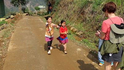 Los niños lindos en las montañas del norte