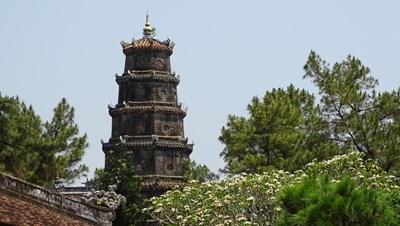 Marveling at the ancient architecture of Thien Mu Pagoda, Hue