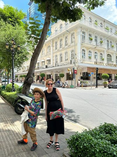 Sra. Alejandra toma foto con un niño local